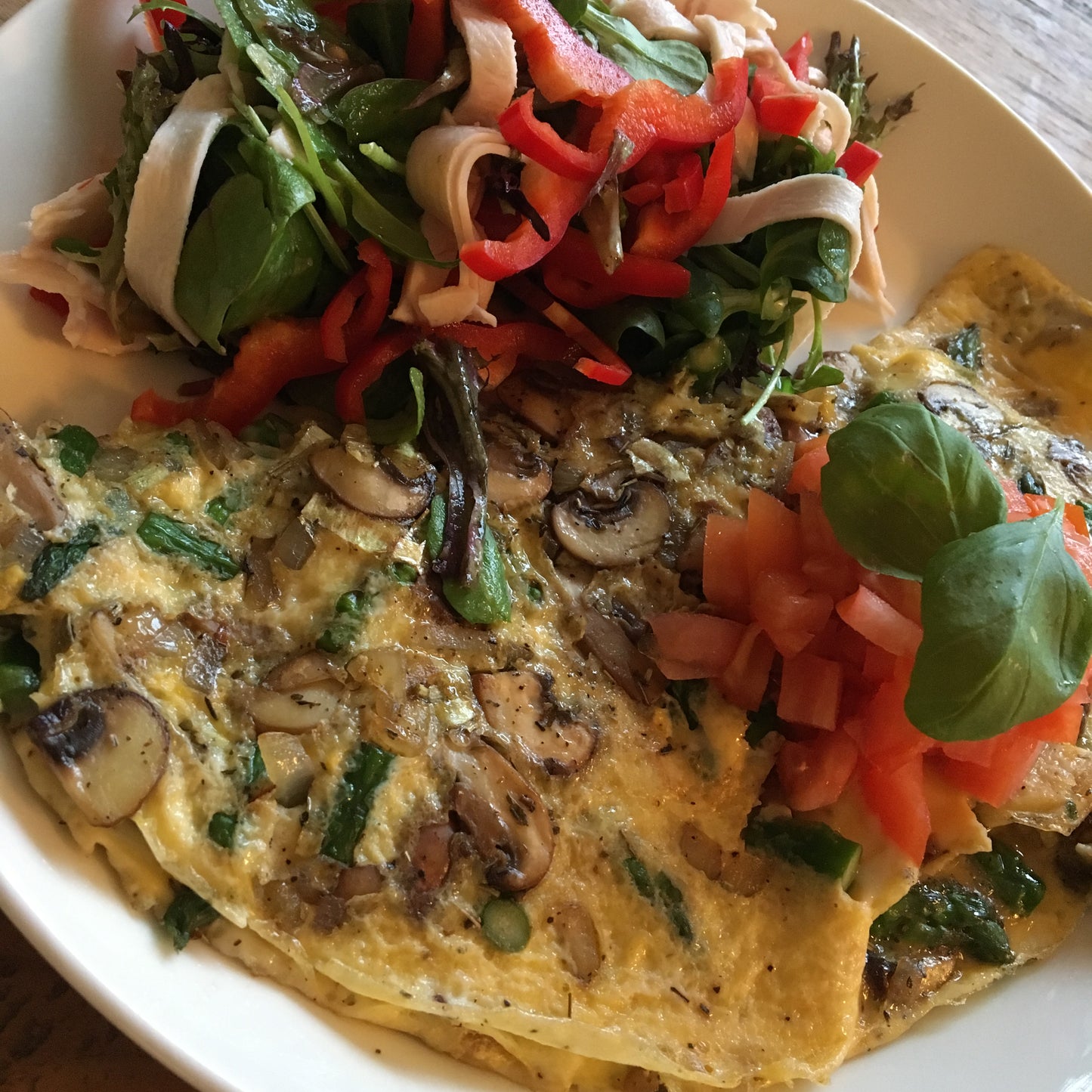 Omelet met gebakken ui, champignons en bieslook