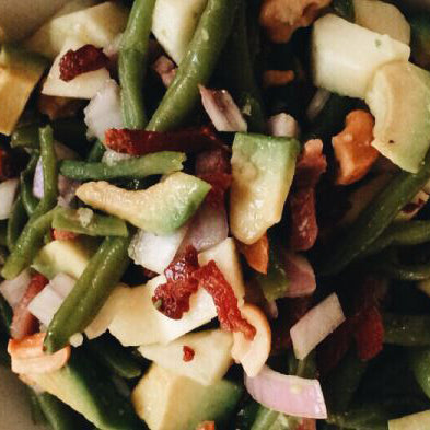 Sperziebonensalade met appel, avocado, spekjes en noten