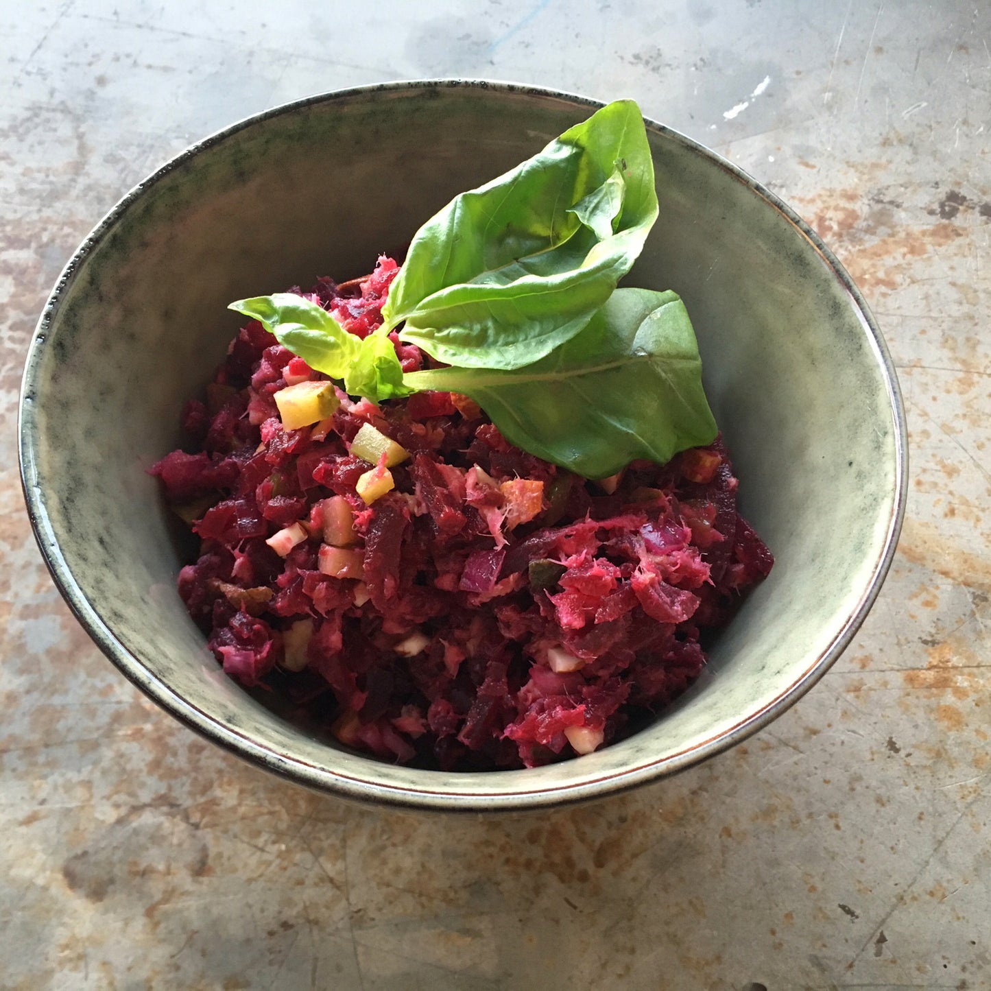 Rode bietensalade met makreel en amandelen