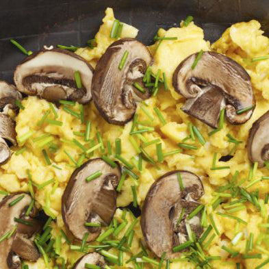 Roerei met champignons, rookvlees en verse bieslook