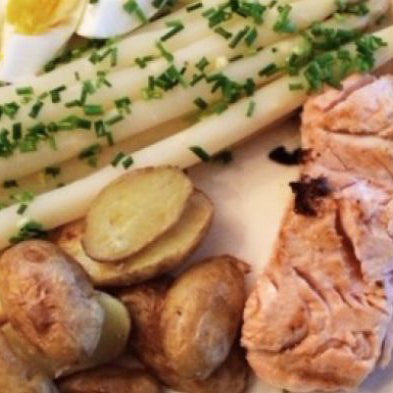 Asperges met zalm, ei en krieltjes