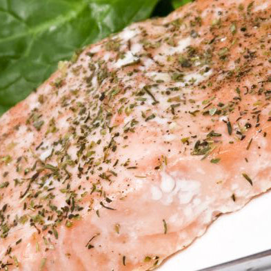 Gegrilde zalmmoot met aardappelsalade en roergebakken spinazie