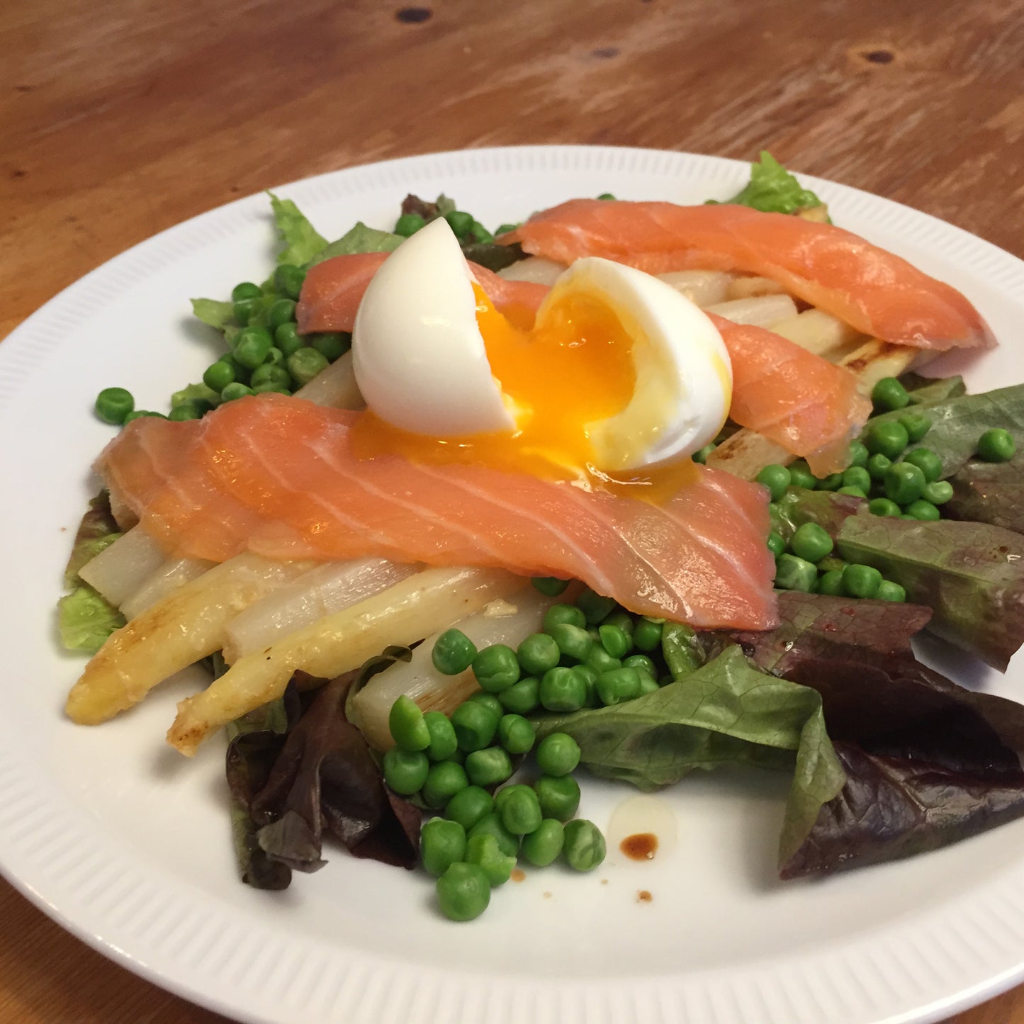 Aspergeslaatje met gerookte zalm en zachtgekookt ei