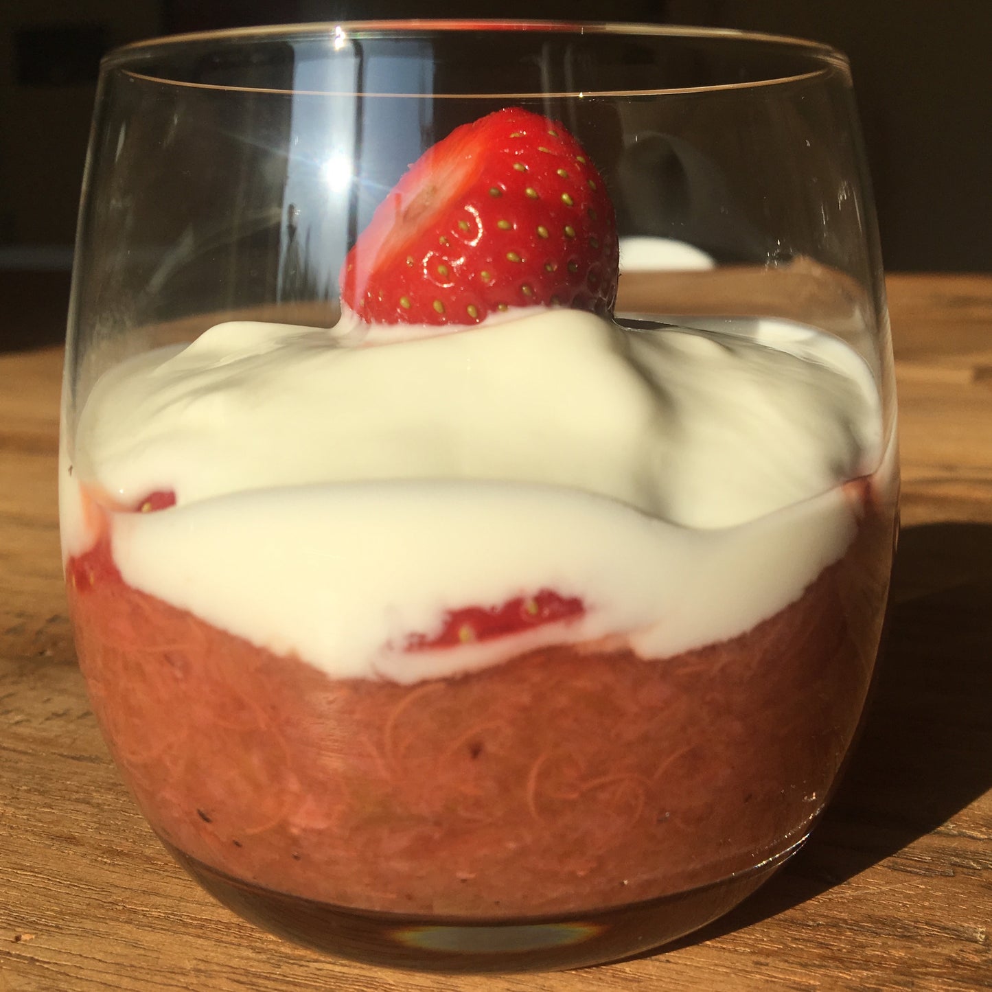 Rabarbercompote met Griekse yoghurt en aardbeien