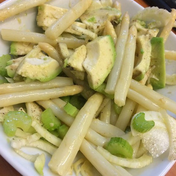 Aspergesalade met venkel, avocado en bleekselderij