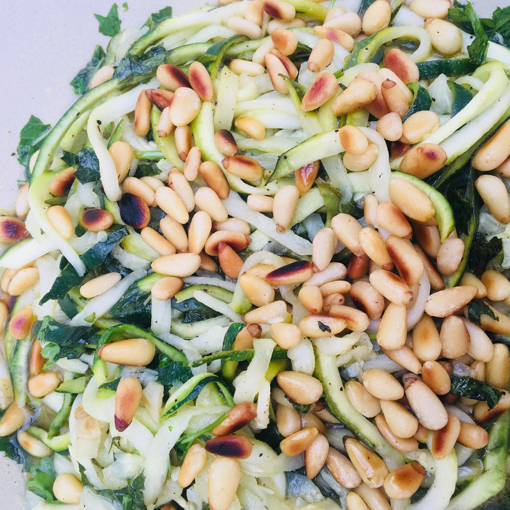 Frisse courgette salade met munt en peterselie