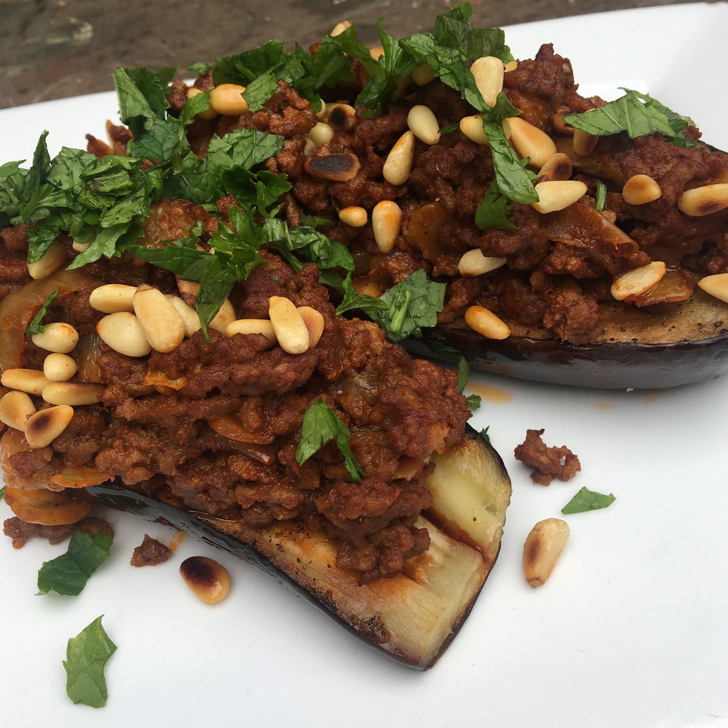 Gevulde aubergine met kruidig gehakt