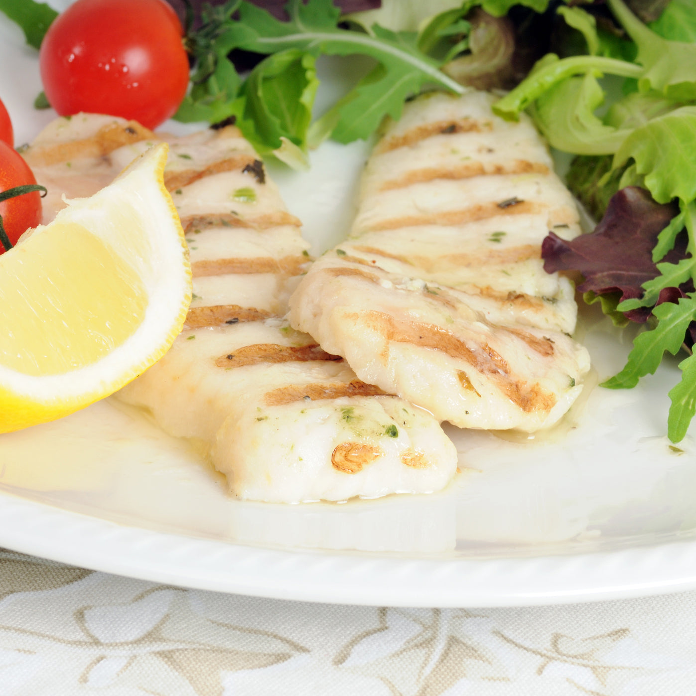 Gegrilde kabeljauw met tomatensalade