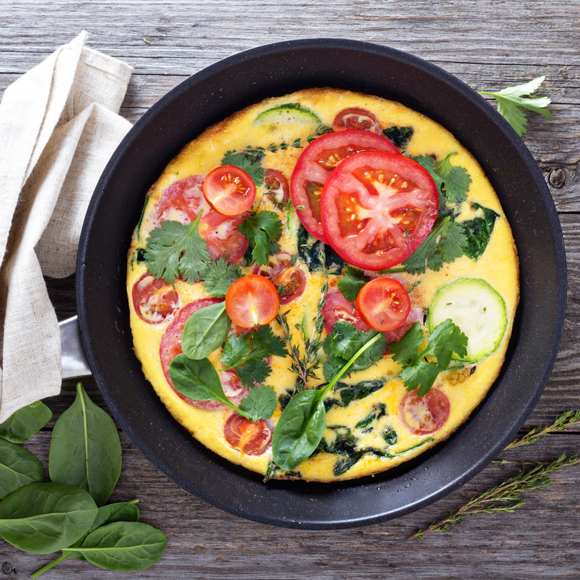 Gele courgette frittata met tomaat