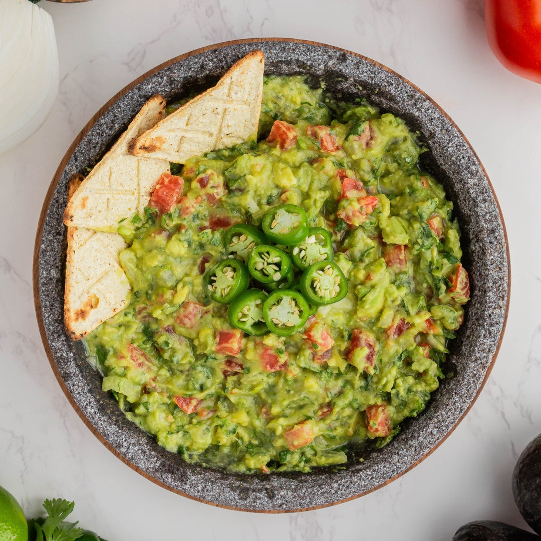 Pittige guacamole met zelfgemaakte nacho's