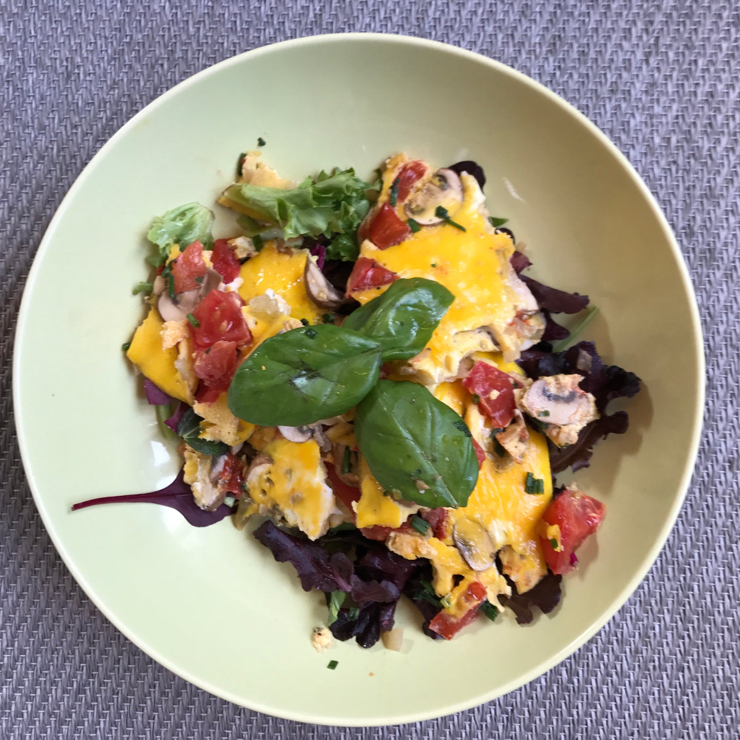 Omelet met champignons, tomaat en basilicum