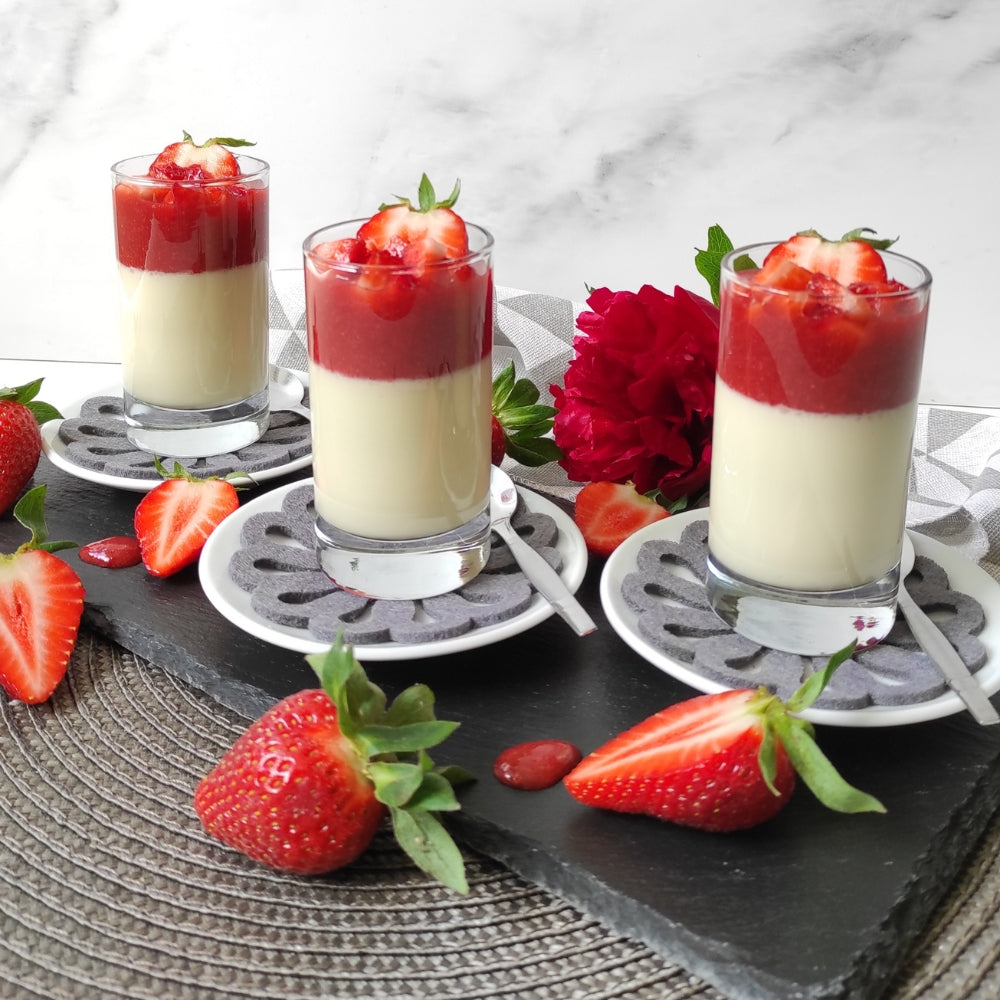 Panna cotta met kokosmelk, banaan en frambozen