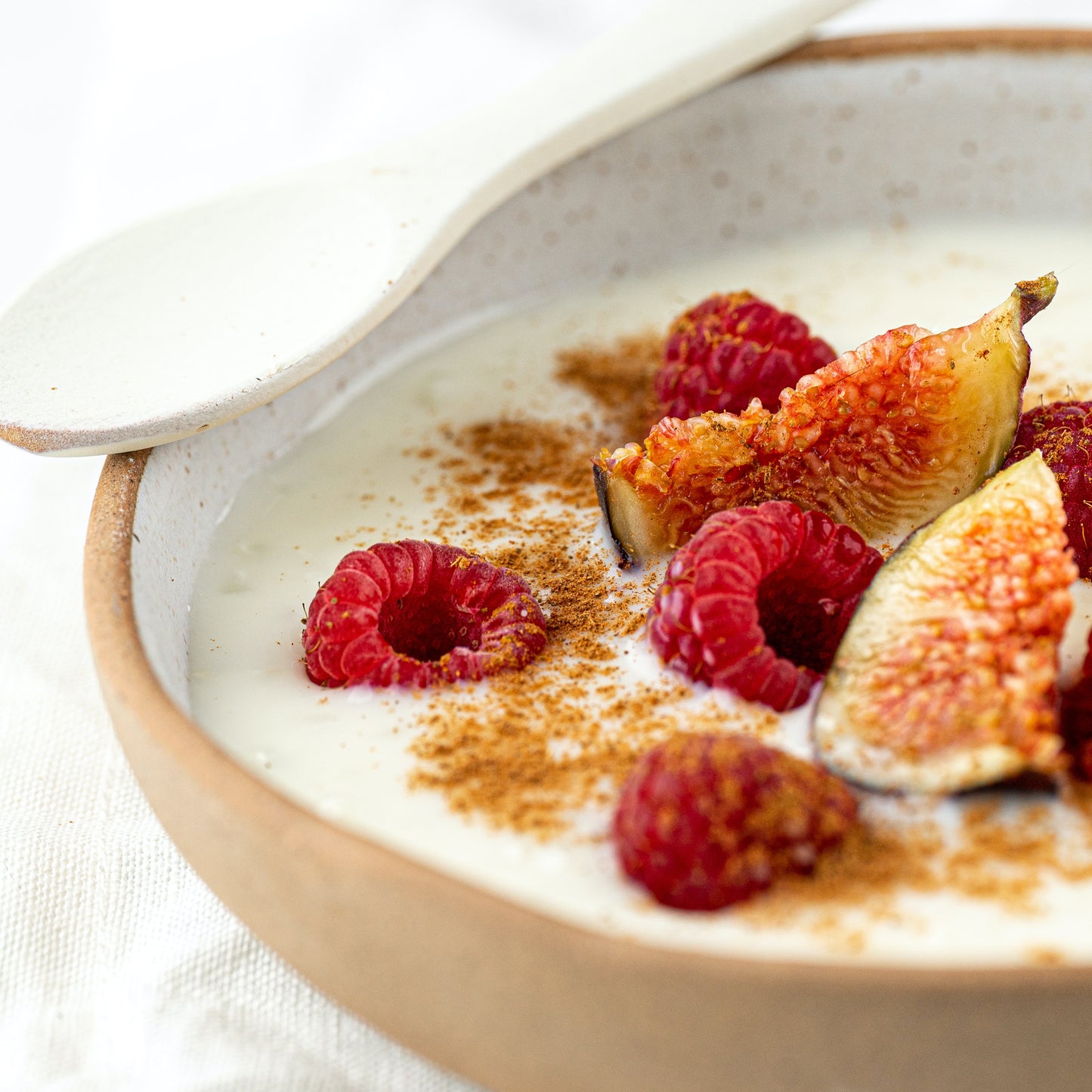 Biologische yoghurt met vijgen en frambozen