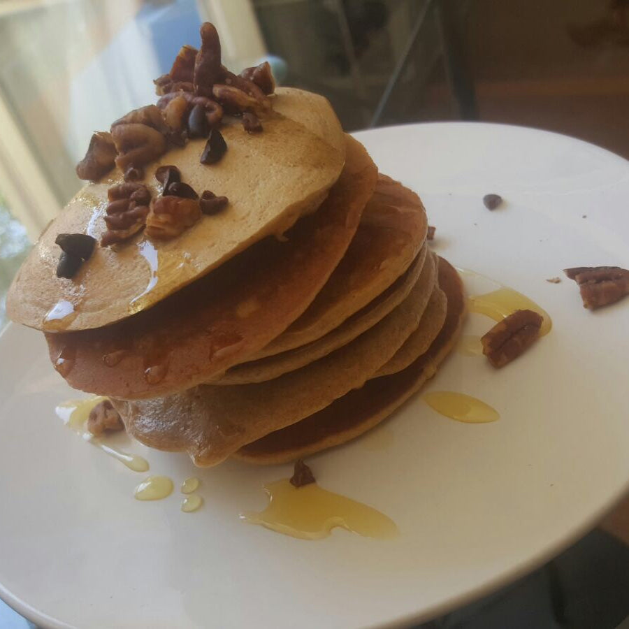 Chocolate chip havermout pannenkoeken met walnoten en honing